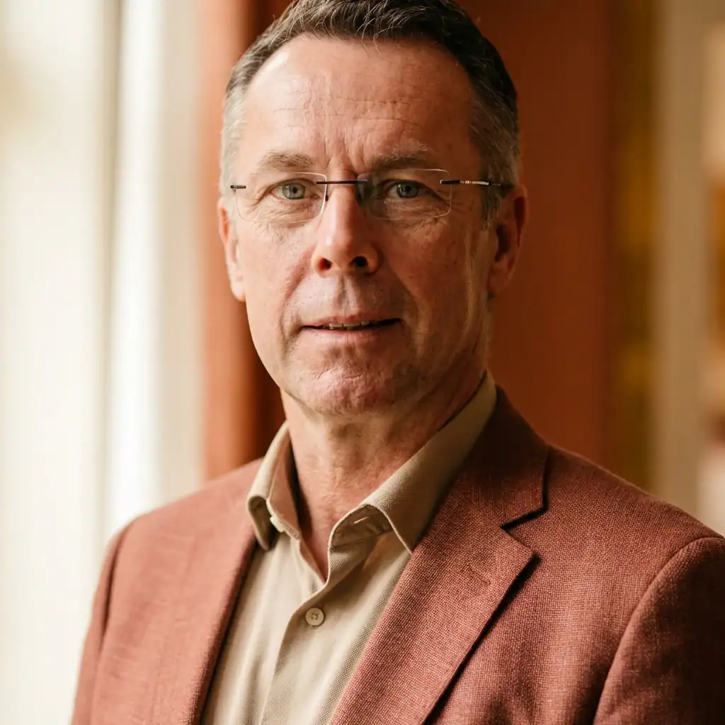 Heren in zakelijke kleding, klaar voor een zakelijke bijeenkomst of vergadering, met een vriendelijk.